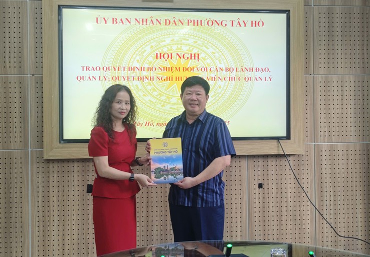 Phường Tây Hồ trao Quyết định bổ nhiệm và nghỉ hưu đối với cán bộ lãnh đạo và viên chức quản lý- Ảnh 3.