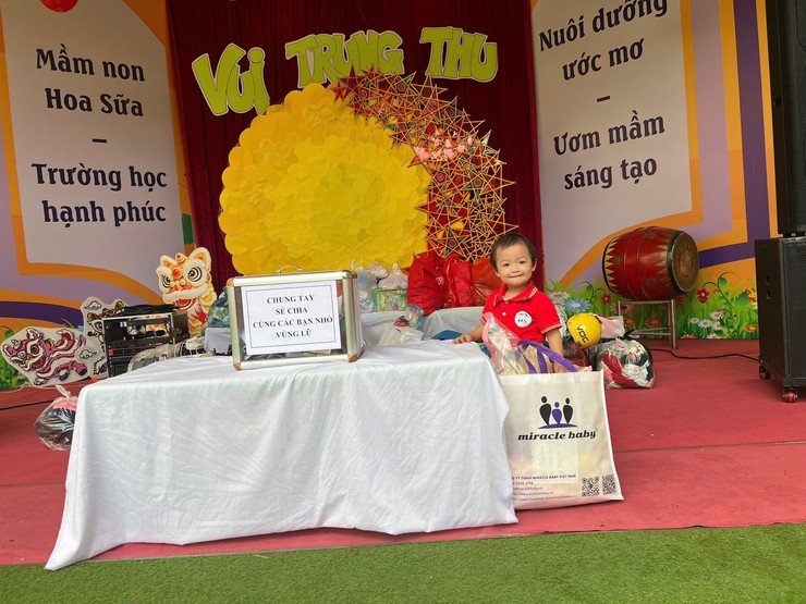 Trường Mầm non Hoa Sữa chung tay sẻ chia cùng các bạn nhỏ vùng lũ- Ảnh 3.