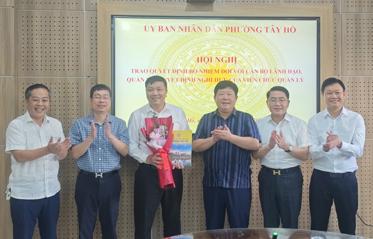 Phường Tây Hồ trao Quyết định bổ nhiệm và nghỉ hưu đối với cán bộ lãnh đạo và viên chức quản lý- Ảnh 4.