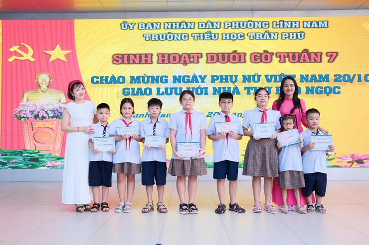 TRƯỜNG TIỂU HỌC TRẦN PHÚ&nbsp;CHÀO MỪNG NGÀY PHỤ NỮ VIỆT NAM 20/10 TRI ÂN CÁC BÀ, CÁC MẸ, CÁC CÔ CỦA HỌC SINH, GIAO LƯU VỚI NHÀ THƠ BẢO NGỌC- Ảnh 8.