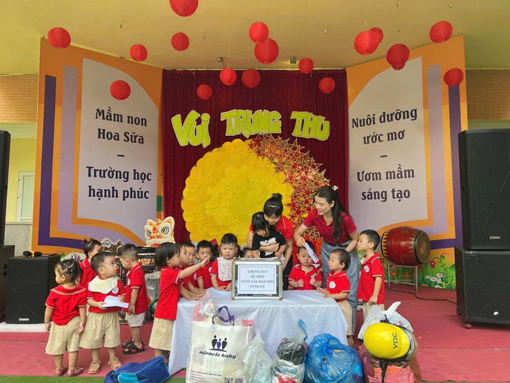 Trường Mầm non Hoa Sữa chung tay sẻ chia cùng các bạn nhỏ vùng lũ- Ảnh 2.