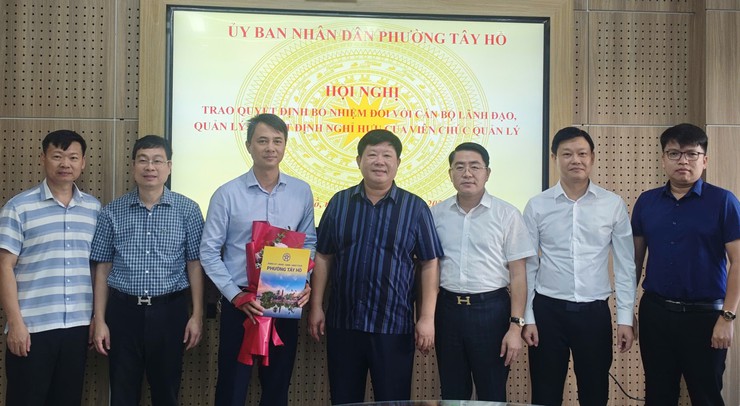 Phường Tây Hồ trao Quyết định bổ nhiệm và nghỉ hưu đối với cán bộ lãnh đạo và viên chức quản lý- Ảnh 5.