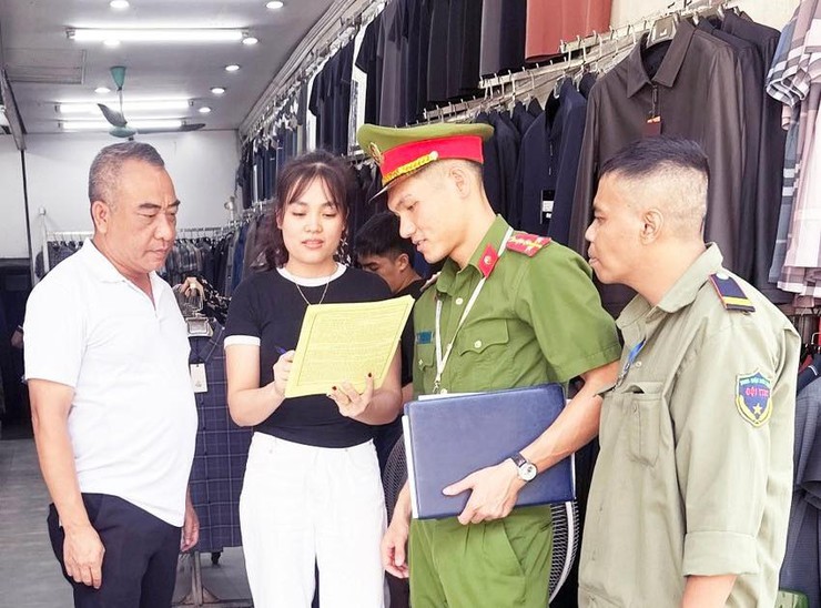 Hà Nội lập lại trật tự đô thị khu phố cổ Hoàn Kiếm- Ảnh 1.