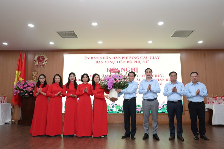 Phường Cầu Giấy gặp mặt cán bộ, công chức, viên chức, người lao động nữ cơ quan nhân kỷ niệm 95 năm ngày thành lập Hội Liên hiệp Phụ nữ Việt Nam và 15 năm ngày Phụ nữ Việt Nam- Ảnh 1.