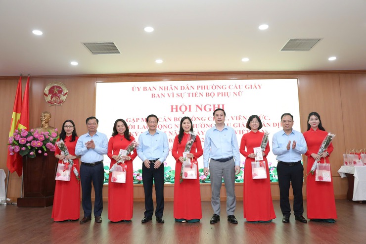 Phường Cầu Giấy gặp mặt cán bộ, công chức, viên chức, người lao động nữ cơ quan nhân kỷ niệm 95 năm ngày thành lập Hội Liên hiệp Phụ nữ Việt Nam và 15 năm ngày Phụ nữ Việt Nam- Ảnh 2.