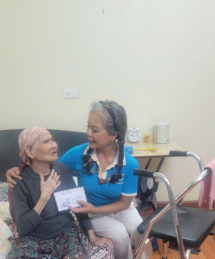HỘI LIÊN HIỆP PHỤ NỮ PHƯỜNG HOÀNG MAI TRAO TẶNG 99 SUẤT QUÀ CHO HỘI VIÊN PHỤ NỮ CÓ HOÀN CẢNH KHÓ KHĂN NHÂN DỊP 20/10/2025- Ảnh 1.