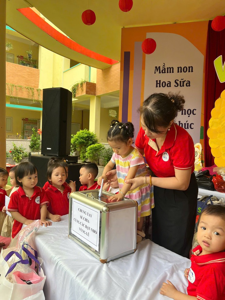 Trường Mầm non Hoa Sữa chung tay sẻ chia cùng các bạn nhỏ vùng lũ- Ảnh 15.