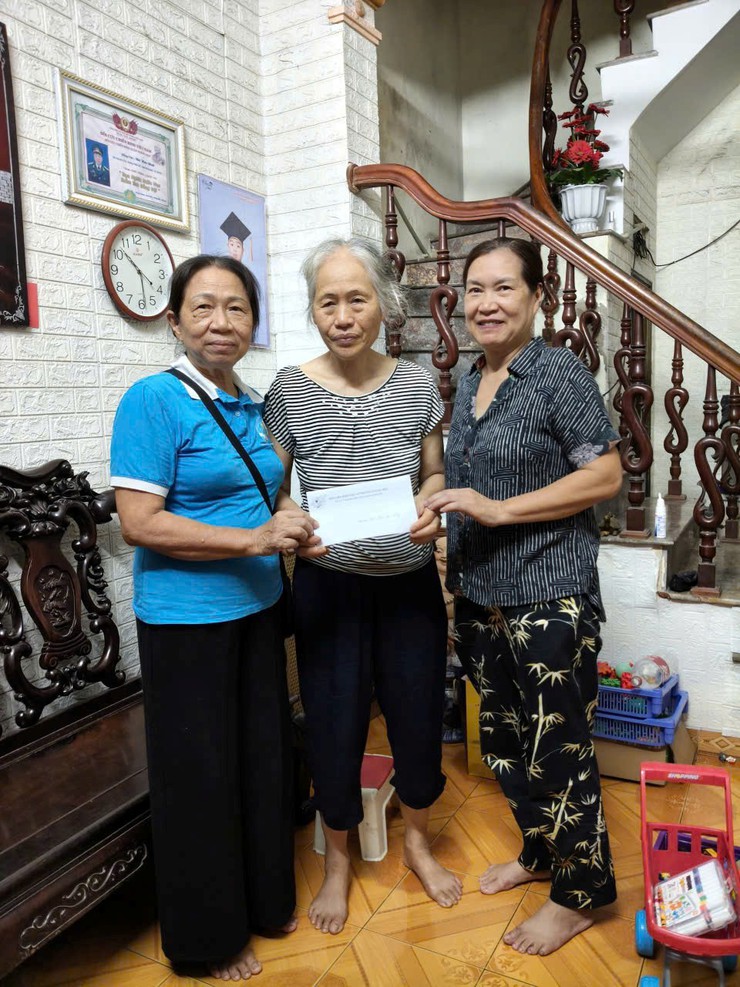 HỘI LIÊN HIỆP PHỤ NỮ PHƯỜNG HOÀNG MAI TRAO TẶNG 99 SUẤT QUÀ CHO HỘI VIÊN PHỤ NỮ CÓ HOÀN CẢNH KHÓ KHĂN NHÂN DỊP 20/10/2025- Ảnh 2.