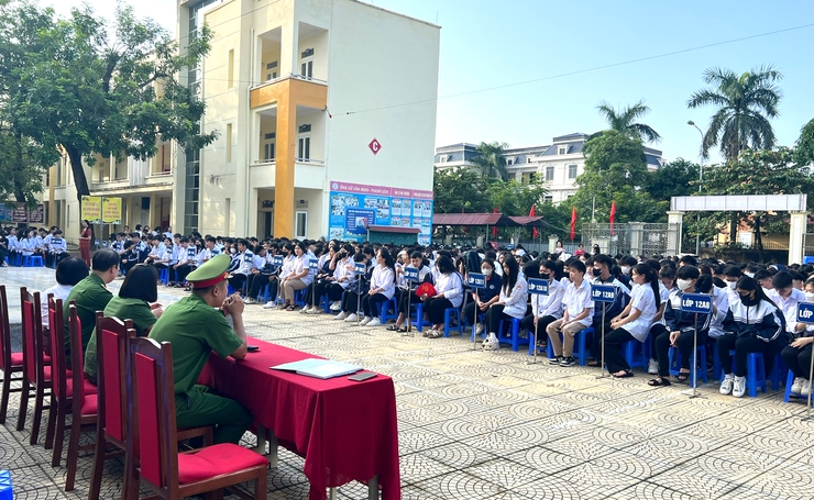 Gần 1000 học sinh Trung tâm Giáo dục nghề nghiệp - Giáo dục thường xuyên Mê Linh được phổ biến pháp luật về trật tự ATGT- Ảnh 1.