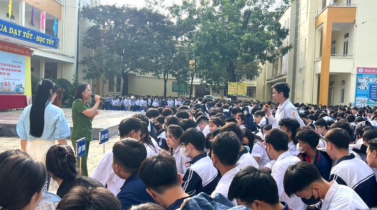 Gần 1000 học sinh Trung tâm Giáo dục nghề nghiệp - Giáo dục thường xuyên Mê Linh được phổ biến pháp luật về trật tự ATGT- Ảnh 2.