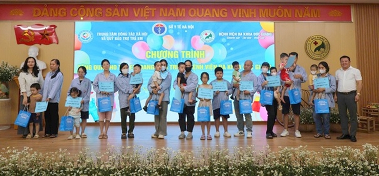 Tặng quà cho trẻ em đang điều trị tại Bệnh viện Đa khoa Đức Giang- Ảnh 1.