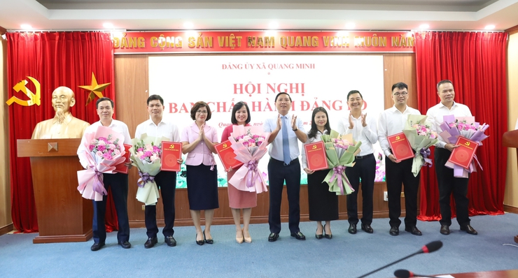 Quang Minh công bố Quyết định bổ sung 06 Ủy viên Ban Chấp hành Đảng bộ xã khóa I, nhiệm kỳ 2025-2030- Ảnh 1.