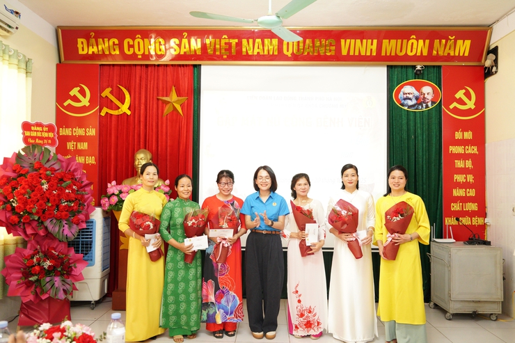 Bệnh viện Đa khoa Chương Mỹ gặp mặt kỷ niệm 95 năm Ngày thành lập Hội Liên hiệp Phụ nữ Việt Nam (20/10/1930 – 20/10/2025); tổ chức Hội thi truyền thông giới thiệu kỹ thuật chuyên môn năm 2025- Ảnh 12.