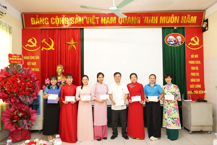 Bệnh viện Đa khoa Chương Mỹ gặp mặt kỷ niệm 95 năm Ngày thành lập Hội Liên hiệp Phụ nữ Việt Nam (20/10/1930 – 20/10/2025); tổ chức Hội thi truyền thông giới thiệu kỹ thuật chuyên môn năm 2025- Ảnh 13.