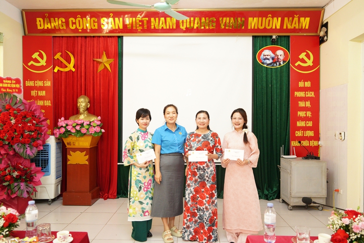 Bệnh viện Đa khoa Chương Mỹ gặp mặt kỷ niệm 95 năm Ngày thành lập Hội Liên hiệp Phụ nữ Việt Nam (20/10/1930 – 20/10/2025); tổ chức Hội thi truyền thông giới thiệu kỹ thuật chuyên môn năm 2025- Ảnh 14.