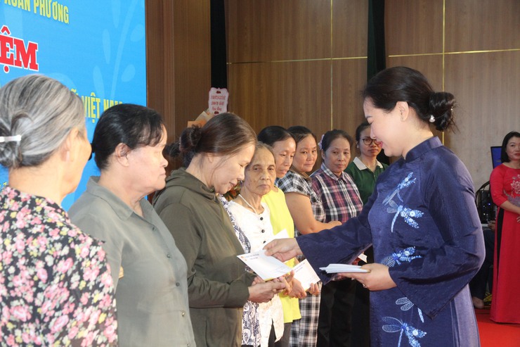 Hội LHPN phường Xuân Phương kỷ niệm 95 năm ngày thành lập Hội LHPN Việt Nam:
Phụ nữ Xuân Phương góp phần xây dựng phường văn minh, hạnh phúc- Ảnh 9.