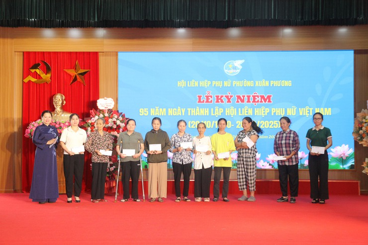 Hội LHPN phường Xuân Phương kỷ niệm 95 năm ngày thành lập Hội LHPN Việt Nam:
Phụ nữ Xuân Phương góp phần xây dựng phường văn minh, hạnh phúc- Ảnh 10.
