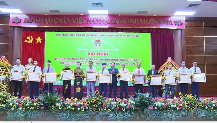 Hội Nông dân thành phố Hà Nội kỷ niệm 95 năm Ngày thành lập Hội Nông dân Việt Nam và biểu dương Nông dân Thủ đô xuất sắc năm 2025- Ảnh 7.