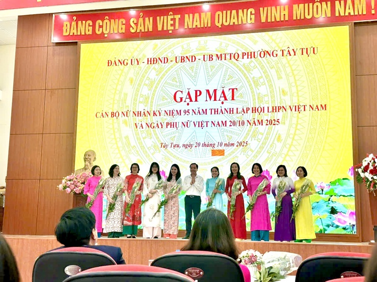 Phường Tây Tựu: Gặp mặt nữ cán bộ, công chức, viên chức, người lao động nhân Ngày Phụ nữ Việt Nam 20/10- Ảnh 3. Phường Tây Tựu: Gặp mặt nữ cán bộ, công chức, viên chức, người lao động nhân Ngày Phụ nữ Việt Nam 20/10- Ảnh 3.