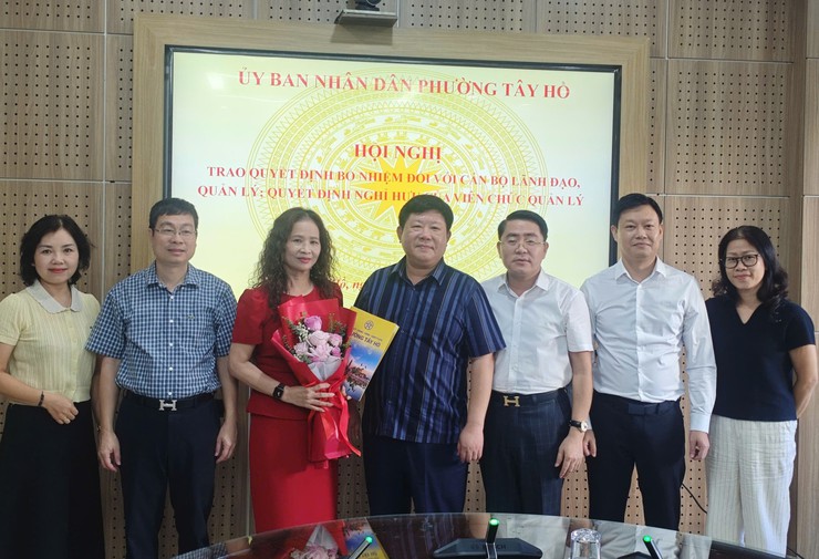 Phường Tây Hồ trao Quyết định bổ nhiệm và nghỉ hưu đối với cán bộ lãnh đạo và viên chức quản lý- Ảnh 2.