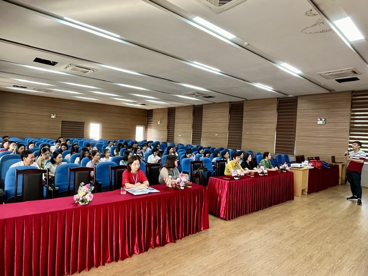 Tập huấn cấp cứu ban đầu cho cán bộ y tế và giáo viên trường THCS Long Biên- Ảnh 1.