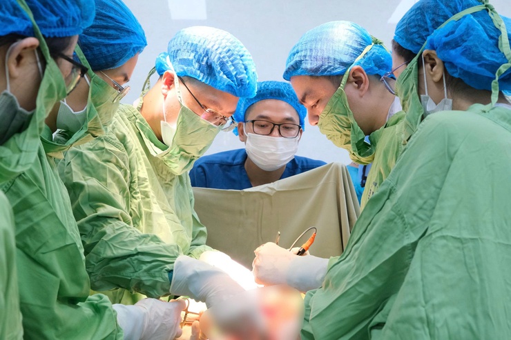 Phẫu thuật cứu sống sản phụ sinh con lần thứ 5 bị biến chứng rau cài răng lược- Ảnh 1.