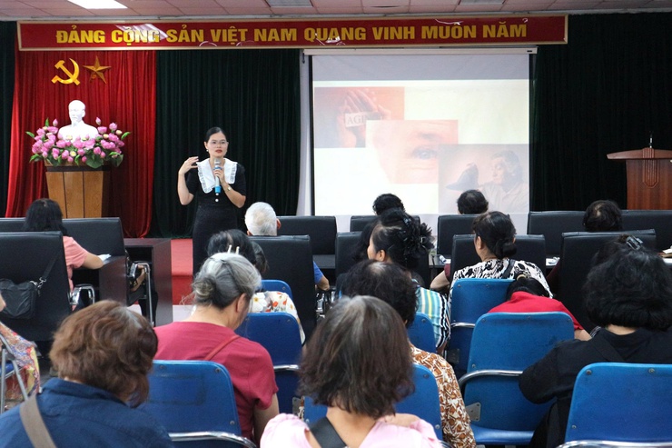 Trạm Y tế phường Hai Bà Trưng tổ chức truyền thông, phổ biến kiến thức cơ bản về chăm sóc sức khoẻ người cao tuổi, hướng dẫn kỹ năng phòng bệnh và dinh dưỡng cho người cao tuổi.- Ảnh 1.