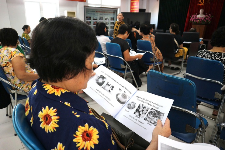 Trạm Y tế phường Hai Bà Trưng tổ chức truyền thông, phổ biến kiến thức cơ bản về chăm sóc sức khoẻ người cao tuổi, hướng dẫn kỹ năng phòng bệnh và dinh dưỡng cho người cao tuổi.- Ảnh 3.