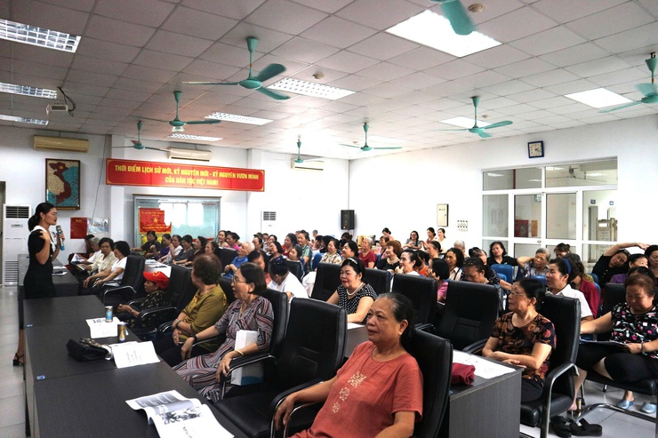 Trạm Y tế phường Hai Bà Trưng tổ chức truyền thông, phổ biến kiến thức cơ bản về chăm sóc sức khoẻ người cao tuổi, hướng dẫn kỹ năng phòng bệnh và dinh dưỡng cho người cao tuổi.- Ảnh 2.