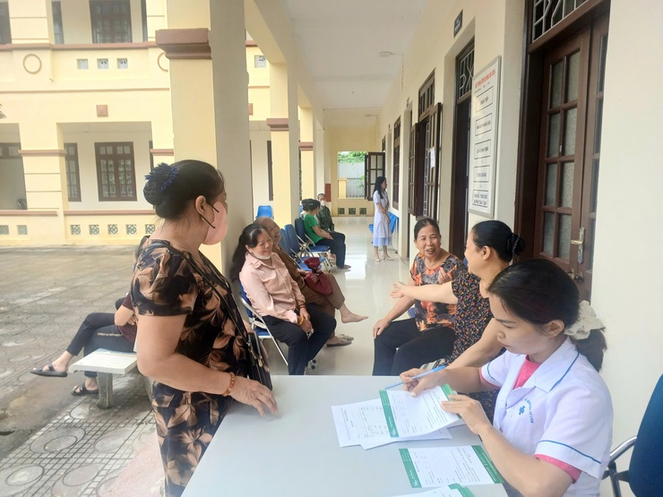 Trạm Y tế phường Xuân Phương tổ chức chiến dịch khám mắt, đo huyết áp, cấp phát thuốc miễn phí hưởng ứng Tháng hành động vì Người cao tuổi Việt Nam năm 2025 tại điểm Y tế Phương Canh và Nhà văn hóa TDP số 4 Miêu Nha.- Ảnh 5.