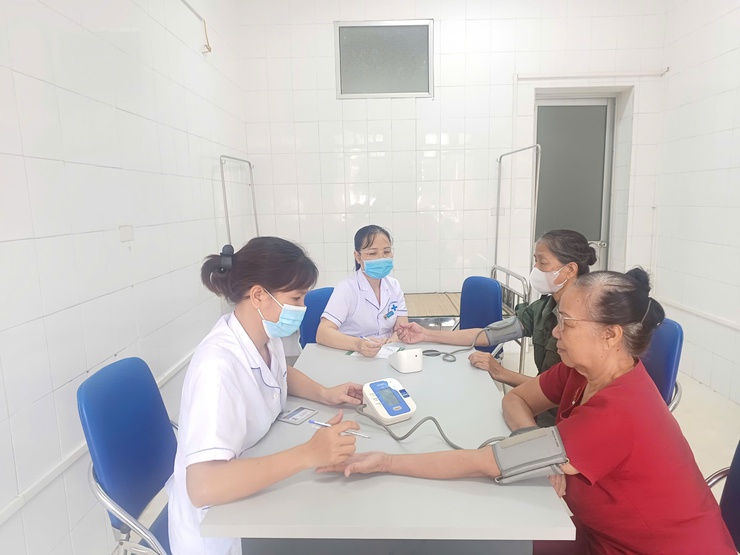 Trạm Y tế phường Xuân Phương tổ chức chiến dịch khám mắt, đo huyết áp, cấp phát thuốc miễn phí hưởng ứng Tháng hành động vì Người cao tuổi Việt Nam năm 2025 tại điểm Y tế Phương Canh và Nhà văn hóa TDP số 4 Miêu Nha.- Ảnh 4.