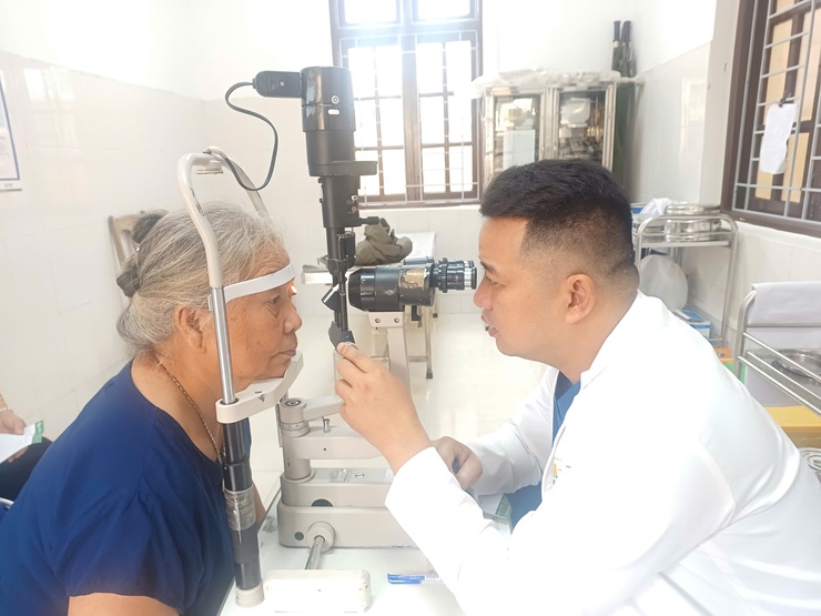 Trạm Y tế phường Xuân Phương tổ chức chiến dịch khám mắt, đo huyết áp, cấp phát thuốc miễn phí hưởng ứng Tháng hành động vì Người cao tuổi Việt Nam năm 2025 tại điểm Y tế Phương Canh và Nhà văn hóa TDP số 4 Miêu Nha.- Ảnh 2.