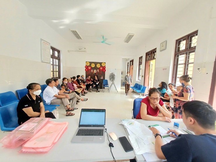 Trạm Y tế phường Xuân Phương tổ chức chiến dịch khám mắt, đo huyết áp, cấp phát thuốc miễn phí hưởng ứng Tháng hành động vì Người cao tuổi Việt Nam năm 2025 tại điểm Y tế Phương Canh và Nhà văn hóa TDP số 4 Miêu Nha.- Ảnh 1.