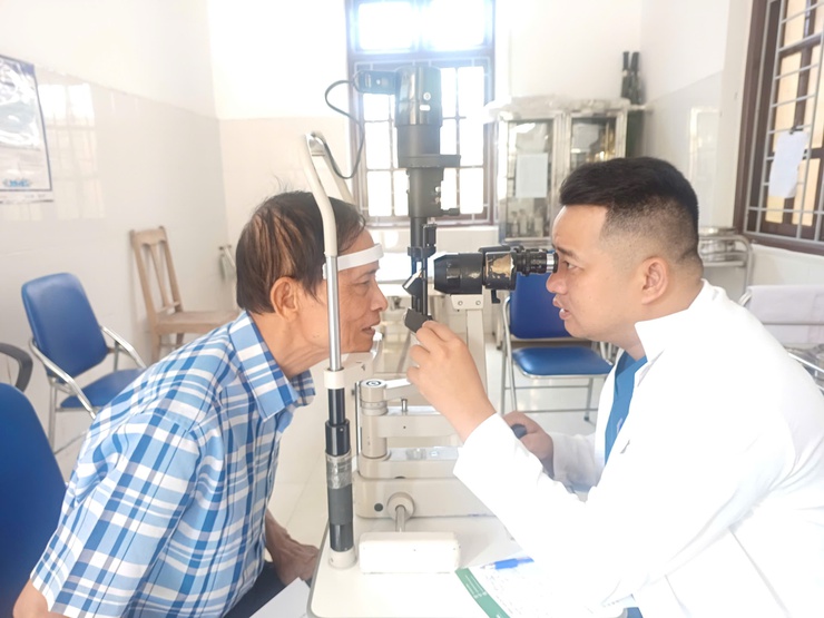 Trạm Y tế phường Xuân Phương tổ chức chiến dịch khám mắt, đo huyết áp, cấp phát thuốc miễn phí hưởng ứng Tháng hành động vì Người cao tuổi Việt Nam năm 2025 tại điểm Y tế Phương Canh và Nhà văn hóa TDP số 4 Miêu Nha.- Ảnh 3.