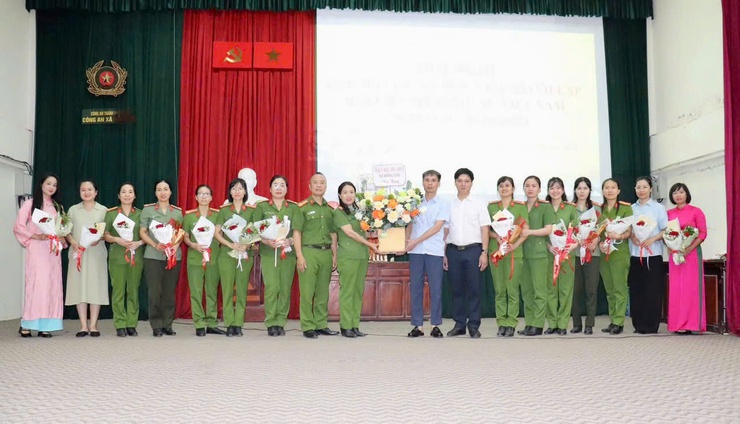 CÔNG AN XÃ HỒNG VÂN TỔ CHỨC GẶP MẶT KỶ NIỆM NGÀY PHỤ NỮ VIỆT NAM 20/10- Ảnh 1.