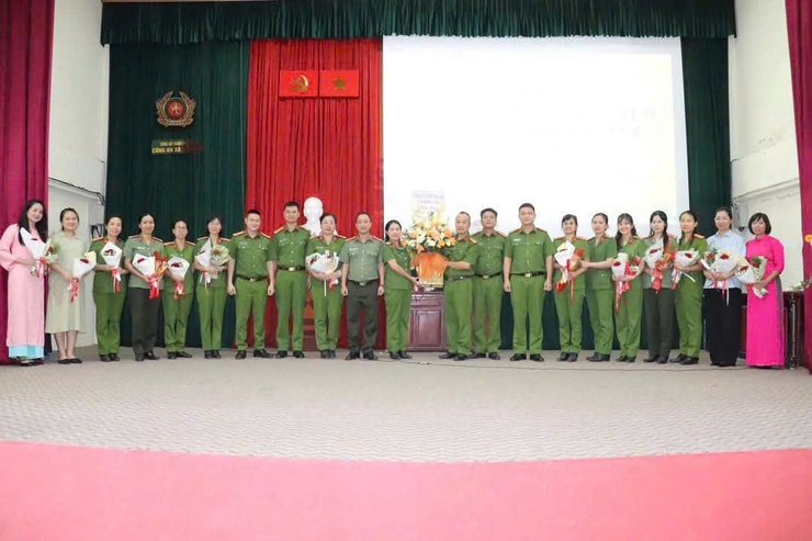CÔNG AN XÃ HỒNG VÂN TỔ CHỨC GẶP MẶT KỶ NIỆM NGÀY PHỤ NỮ VIỆT NAM 20/10- Ảnh 3.