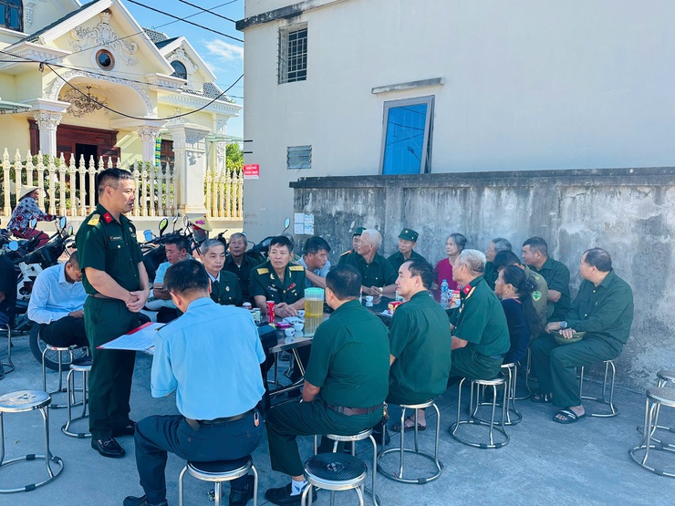 Hội CCB xã Thư Lâm bàn giao ghế đá quanh hồ điều hòa - Theo mô hình dân vận khéo năm 2025.- Ảnh 2.