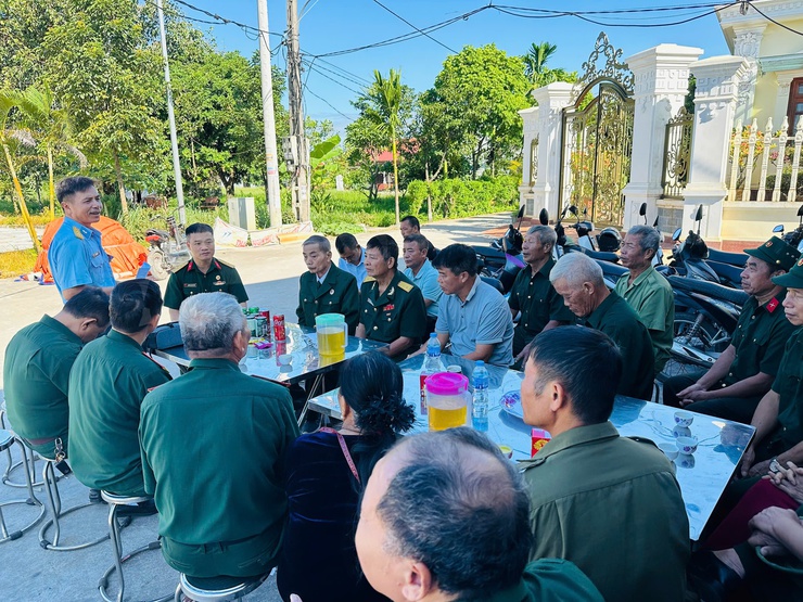 Hội CCB xã Thư Lâm bàn giao ghế đá quanh hồ điều hòa - Theo mô hình dân vận khéo năm 2025.- Ảnh 5.