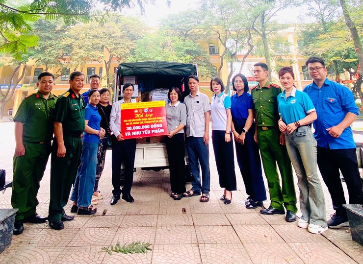 Tấm lòng sẻ chia của phường Ngọc Hà tới bà con vùng bị ảnh hưởng của lũ - Ảnh 1.
