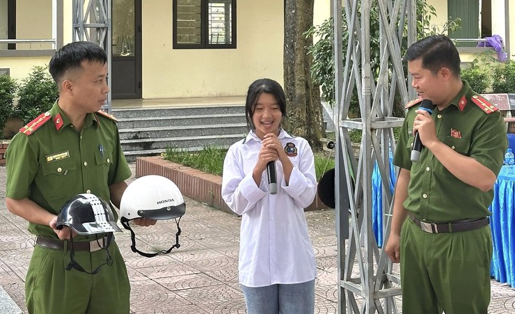 CÔNG AN XÃ VÂN ĐÌNH TUYÊN TRUYỀN LUẬT GIAO THÔNG CHO HỌC SINH TRUNG TÂM GDNN – GDTX ỨNG HÒA- Ảnh 4.