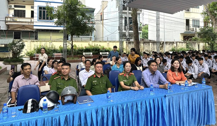 CÔNG AN XÃ VÂN ĐÌNH TUYÊN TRUYỀN LUẬT GIAO THÔNG CHO HỌC SINH TRUNG TÂM GDNN – GDTX ỨNG HÒA- Ảnh 1.