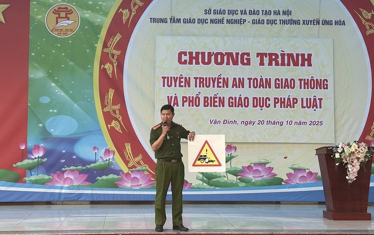 CÔNG AN XÃ VÂN ĐÌNH TUYÊN TRUYỀN LUẬT GIAO THÔNG CHO HỌC SINH TRUNG TÂM GDNN – GDTX ỨNG HÒA- Ảnh 3.