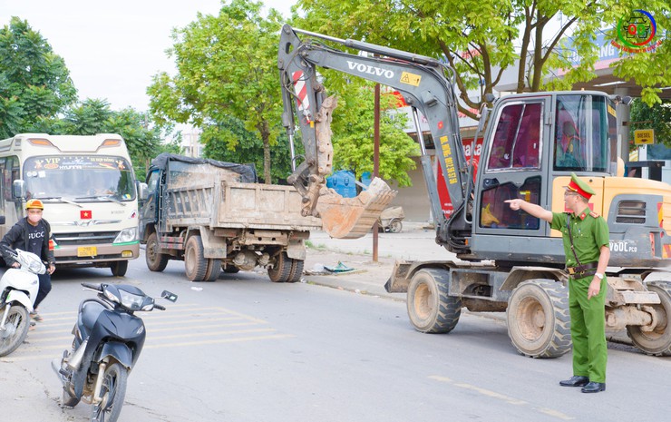 Ban Chỉ đạo 197 xã Quốc Oai ra quân kiểm tra, xử lý vi phạm trật tự đô thị, trật tự xây dựng và vệ sinh môi trường- Ảnh 7.