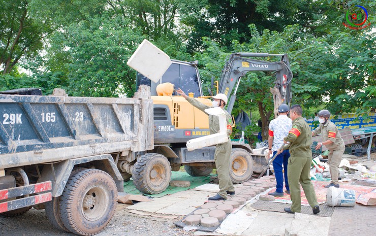Ban Chỉ đạo 197 xã Quốc Oai ra quân kiểm tra, xử lý vi phạm trật tự đô thị, trật tự xây dựng và vệ sinh môi trường- Ảnh 8.