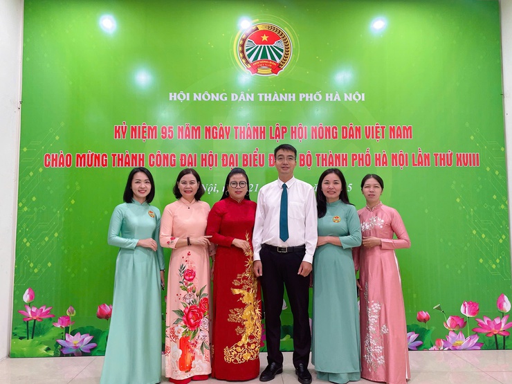 HỘI NÔNG DÂN XÃ THƯ LÂM VINH DỰ ĐÓN NHẬN NHIỀU THÀNH TÍCH TIÊU BIỂU NĂM 2025- Ảnh 1.