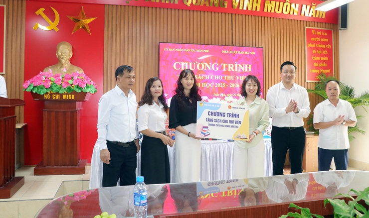 Nhà xuất bản Hà Nội: tặng hơn 700 đầu sách cho thư viện Trường Tiểu học Hoàng Văn Thụ và Trường Tiểu học Hữu Văn- Ảnh 2.