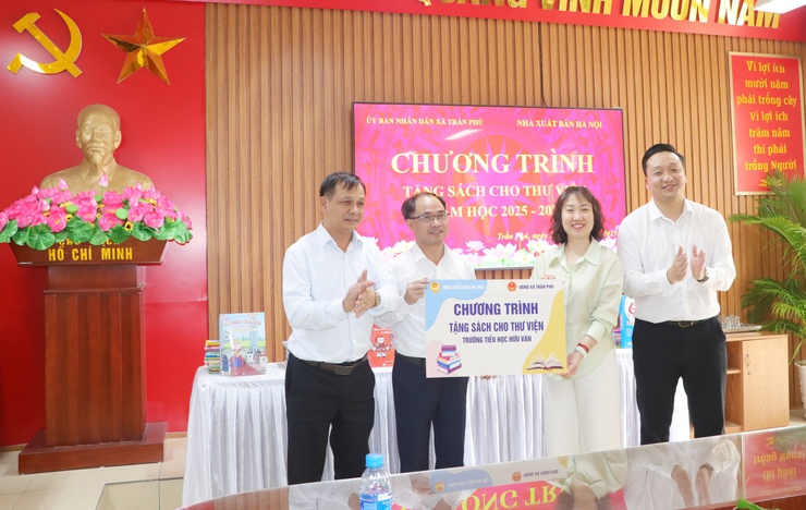 Nhà xuất bản Hà Nội: tặng hơn 700 đầu sách cho thư viện Trường Tiểu học Hoàng Văn Thụ và Trường Tiểu học Hữu Văn- Ảnh 3.
