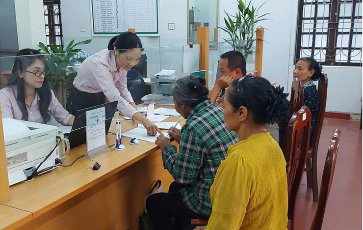 PHÒNG GIAO DỊCH NHCSXH THANH OAI GIẢI NGÂN KHOẢN VAY ĐẦU TIÊN PHỤC VỤ HỌC TẬP THEO QUYẾT ĐỊNH SỐ 29/2025/QĐ-TTg TẠI XÃ DÂN HÒA- Ảnh 1.