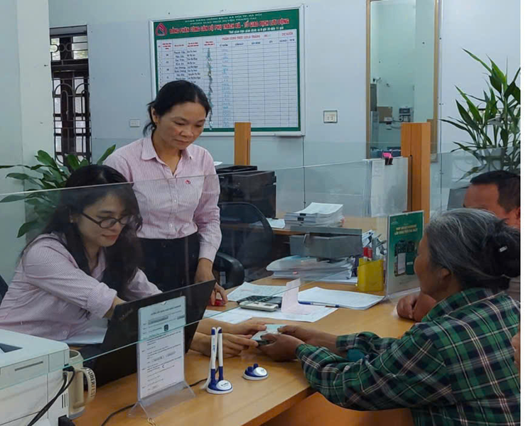 PHÒNG GIAO DỊCH NHCSXH THANH OAI GIẢI NGÂN KHOẢN VAY ĐẦU TIÊN PHỤC VỤ HỌC TẬP THEO QUYẾT ĐỊNH SỐ 29/2025/QĐ-TTg TẠI XÃ DÂN HÒA- Ảnh 2.