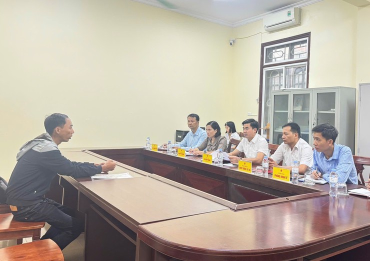 Đồng chí Chủ tịch UBND xã Lê Đức Phóng tiếp công dân định kỳ tháng 10/2025- Ảnh 1.